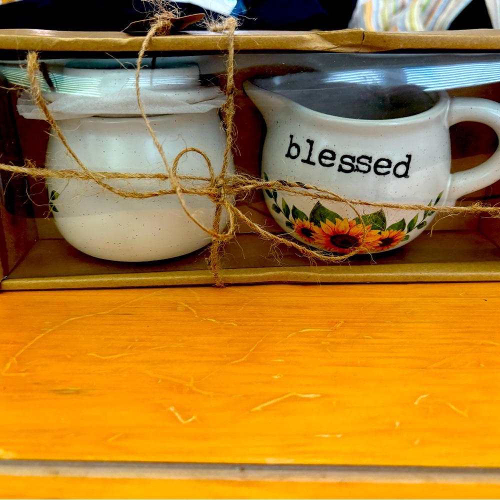 NWT sunflower sugar/creamer set
